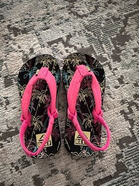 Reef Kids Neon Pink Palm-Print Sandals